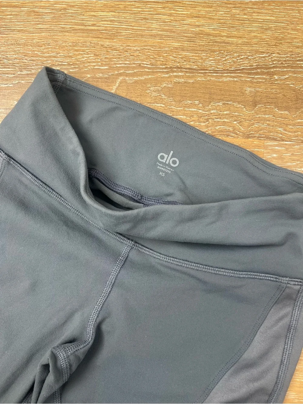 Alo Leggings with Mesh Panel Detail sz XS